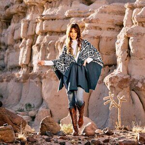 NWT Ariat Women’s Wrap Dust Darlin Shrug Poncho Blue White OS Coastal Cowgirl